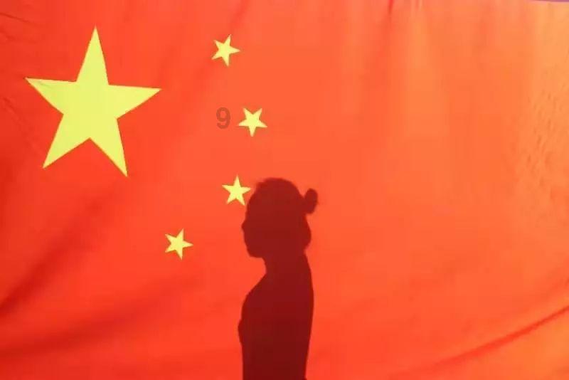 救援时尚的女孩