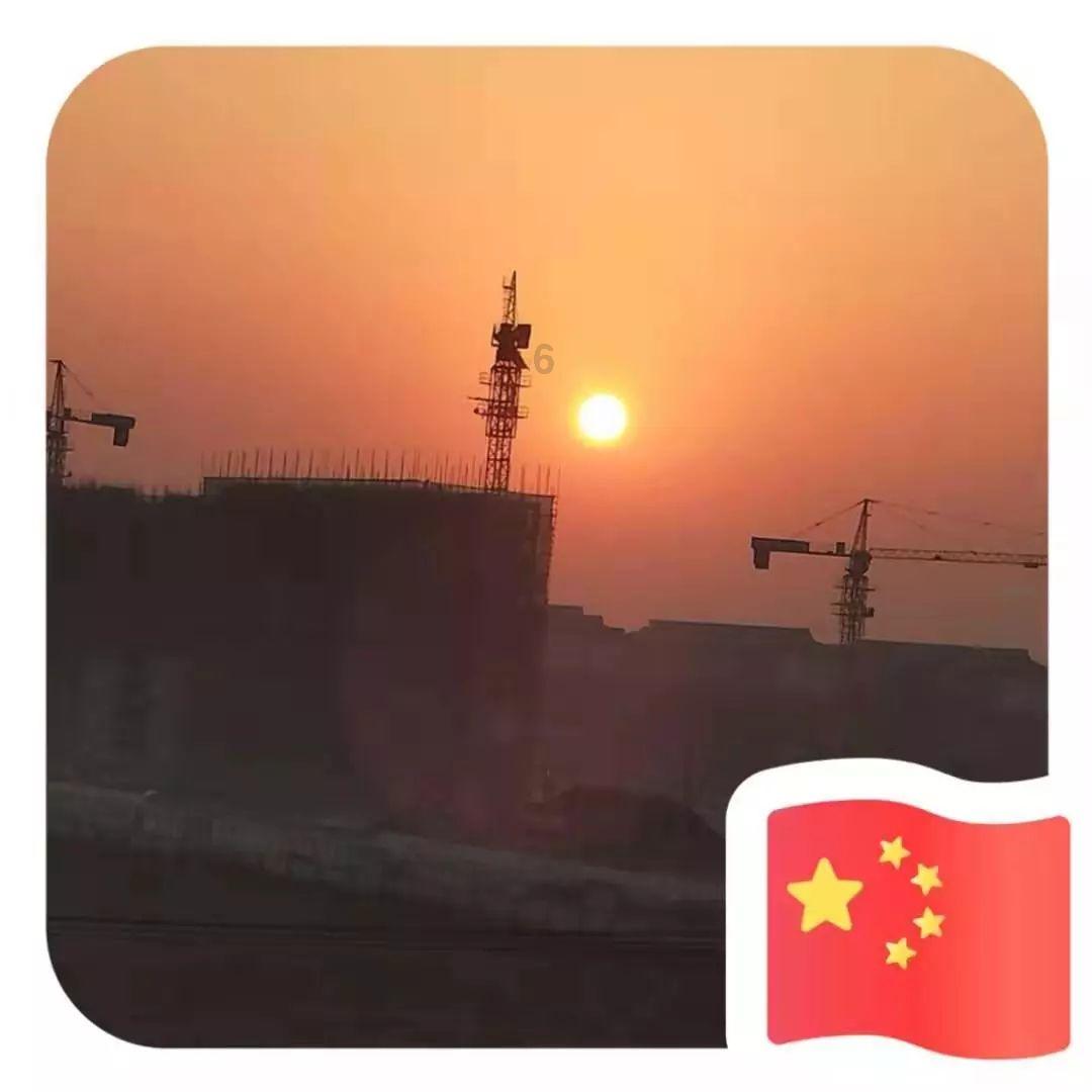 早高峰车辆路口抛锚  交警及时推车保畅通