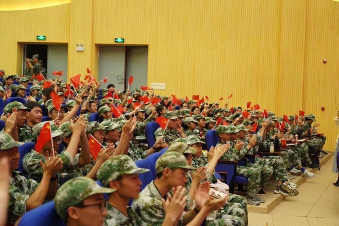 朝堂斗争太阴险,向老婆献个殷勤也犯事?皇帝听了憋不住乐
