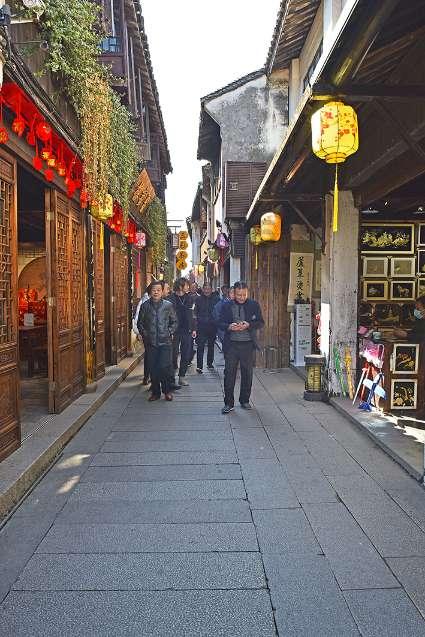华升股份粘上“华字辈”四涨停后跌停 扣非连亏近16年负债率58%历史最高