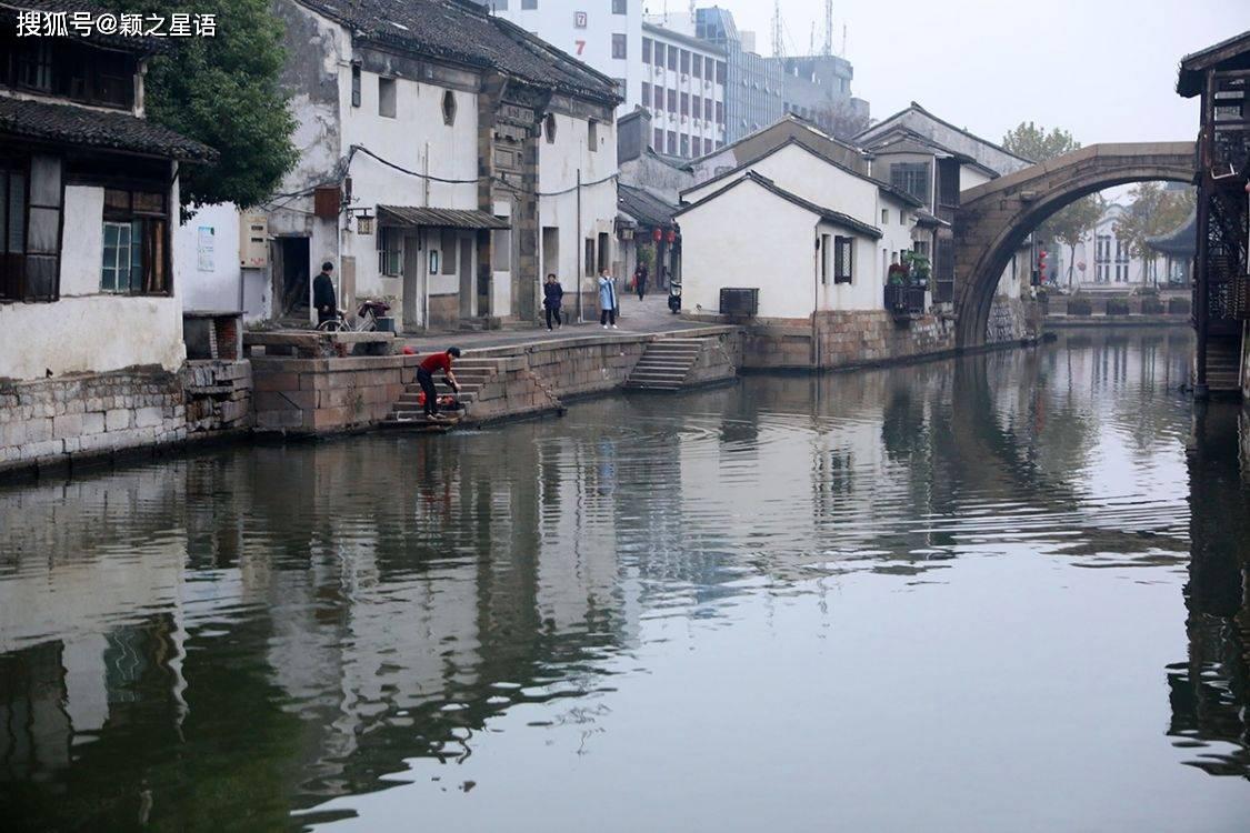 向上跳的香蕉